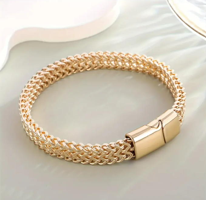 Bracelet with magnet